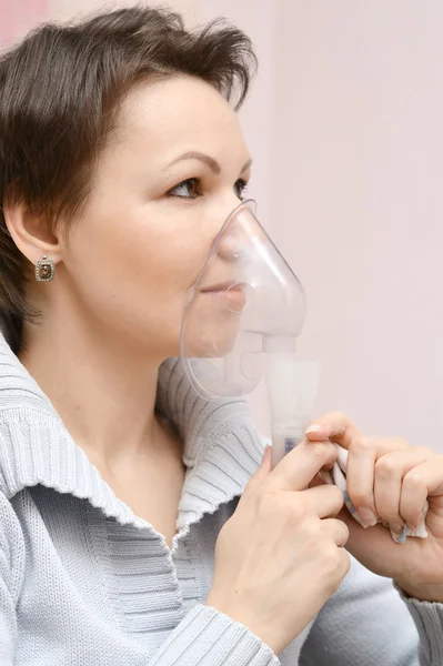 Mulher em tratamento para gripe — Fotografia de Stock