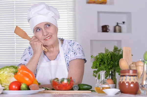 Oma voorbereiden diner — Stockfoto