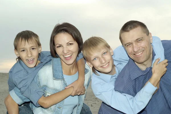 Lykkelig familie poserer – stockfoto