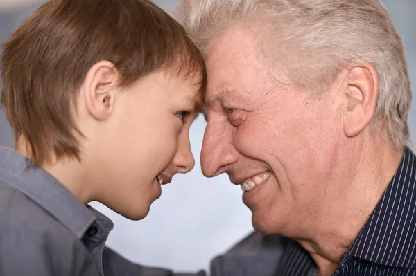 Счастливый мальчик и его дедушка — стоковое фото