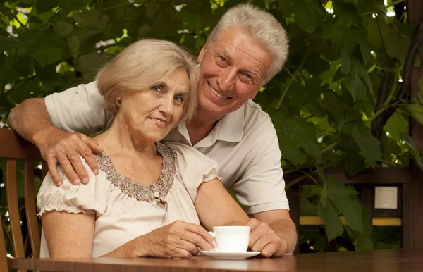 Glorieuze ouder koppel zittend op de veranda — Stockfoto