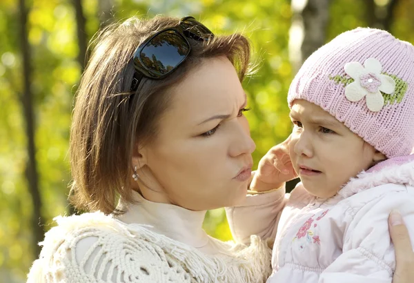 Mamma och dotter gå — Stockfoto