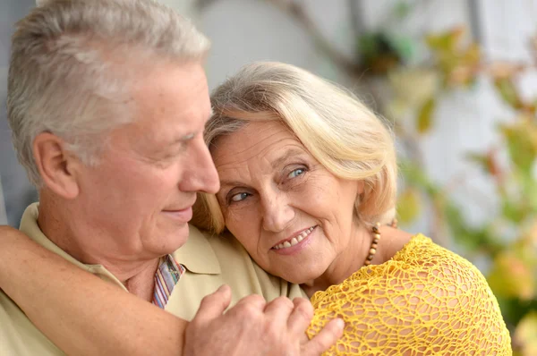 Pareja de ancianos en la habitación —  Fotos de Stock