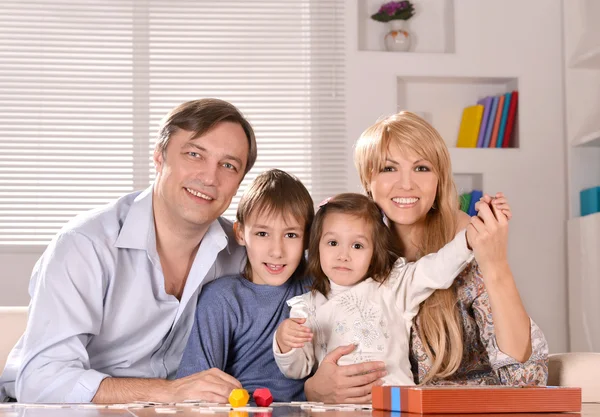 Famiglia con bambini allegri — Foto Stock