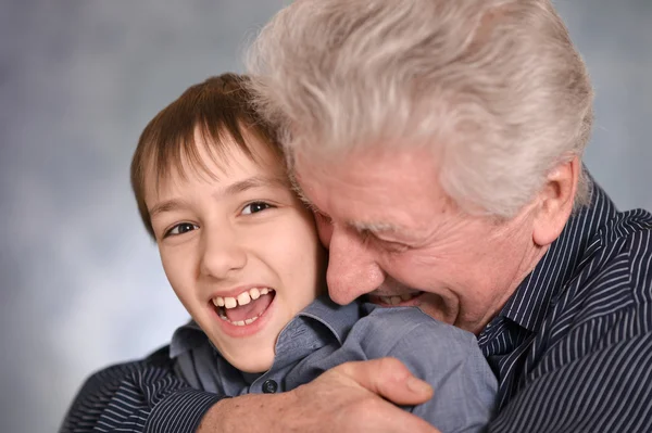 Radost chlapce a jeho dědeček — Stock fotografie