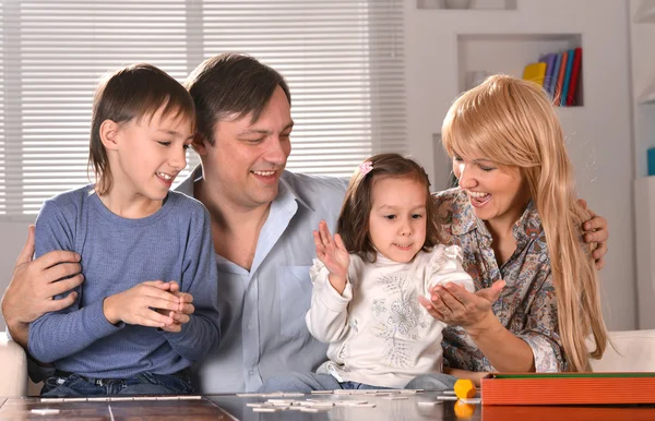 Familj med glada barn — Stockfoto