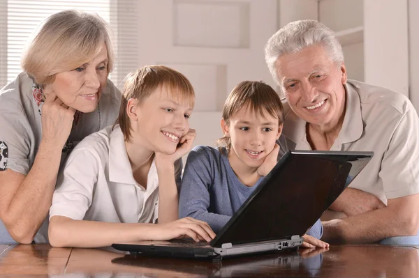 Deux garçons avec leurs grands-parents — Photo