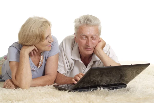 Couple mature relaxant à la maison — Photo