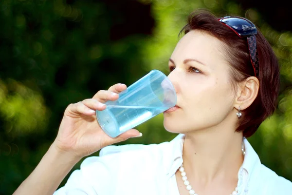 Femme réfléchie se reposer sur la nature — Photo