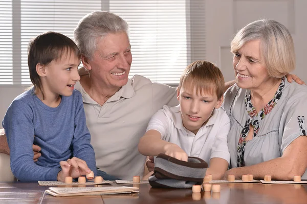 Zwei Jungen und Großeltern spielen Lotto — Stockfoto