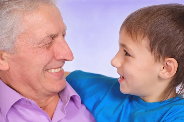 Nonno con suo nipote — Foto Stock