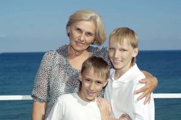 Пожилая женщина с внуками — стоковое фото