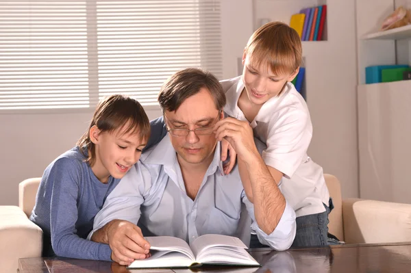 Vater und seine beiden Söhne zu Hause — Stockfoto