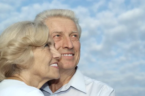 Casal no fundo do céu — Fotografia de Stock