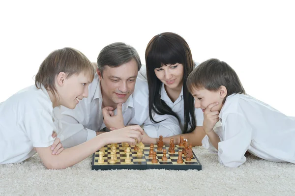 Familia feliz jugando ajedrez — Foto de Stock