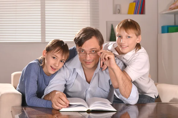 Padre y sus dos hijos en casa — Foto de Stock