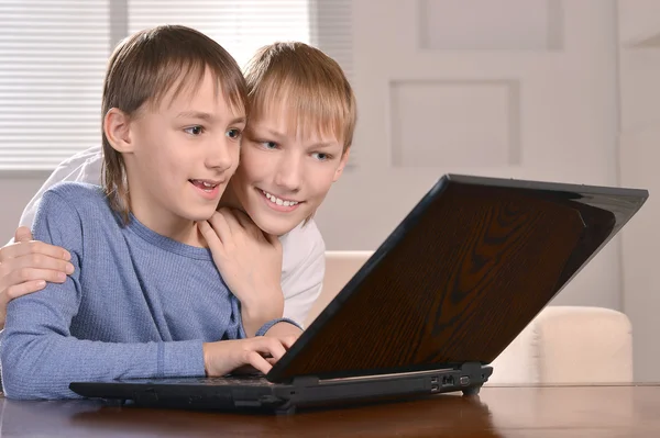 两个男孩用一台笔记本电脑 — 图库照片