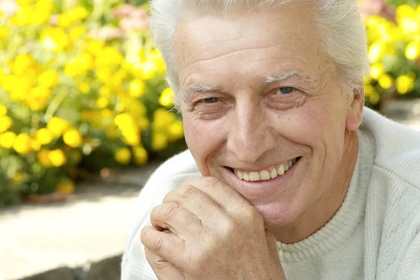 Happy old man in autumn park — Stock Photo, Image