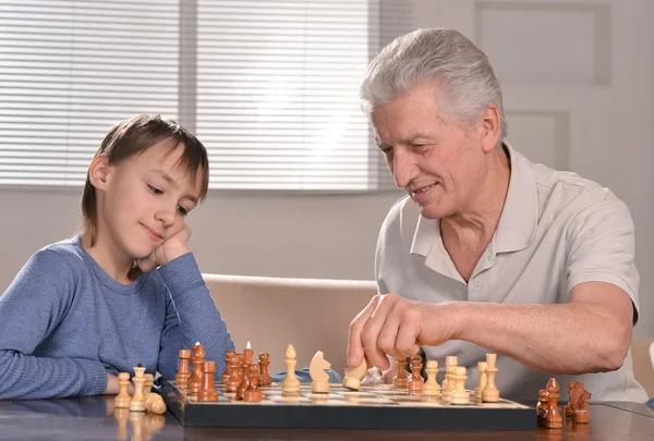 Menino e avô jogando xadrez — Fotografia de Stock