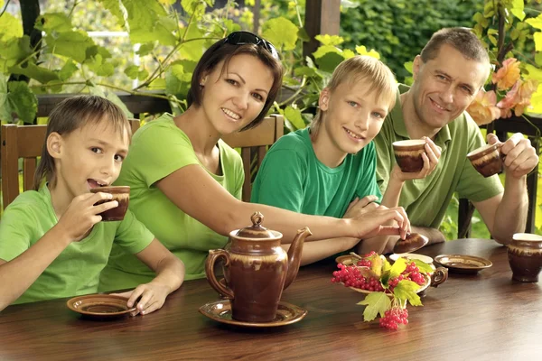 Mutlu bir aile çay içme — Stok fotoğraf