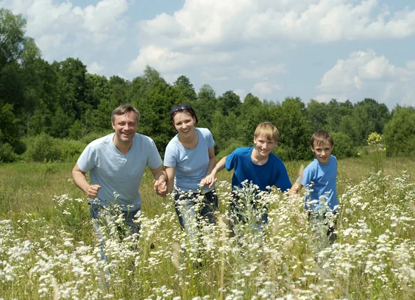 Famiglia felice di quattro persone — Foto Stock