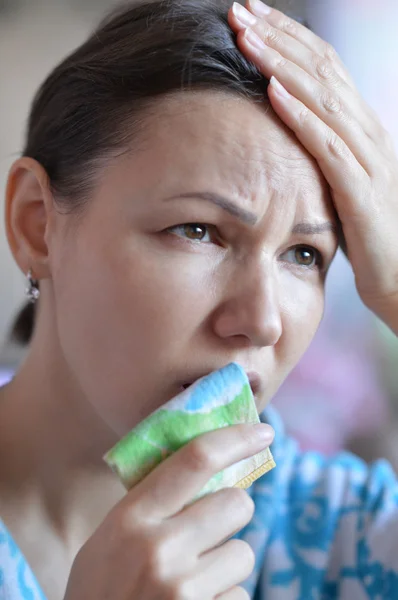 Nahaufnahme einer kranken Frau — Stockfoto