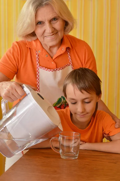 Mujer anciana y niño —  Fotos de Stock