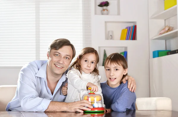 Padre e i suoi figli che giocano — Foto Stock