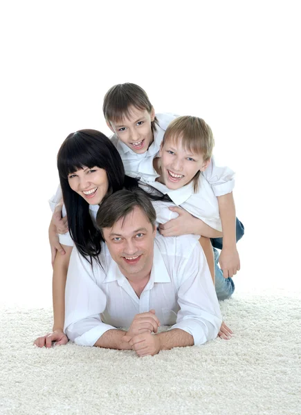 Glückliche Familie auf dem Boden — Stockfoto