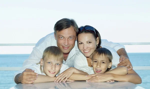 Familia divertida de cuatro —  Fotos de Stock