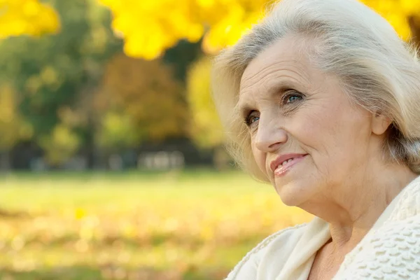 Senior vrouw lopen — Stockfoto