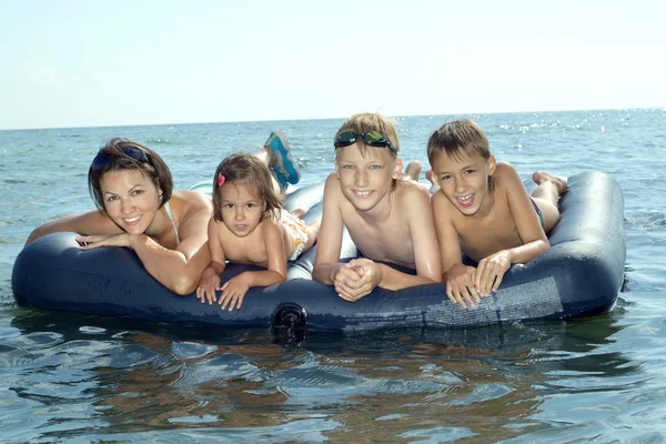 Família em um colchão de ar — Fotografia de Stock