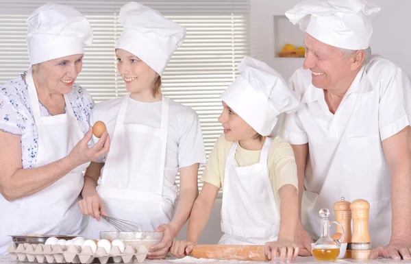 Bejaarde echtpaar en hun kleinkinderen — Stockfoto