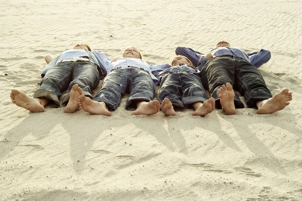 Piedi di quattro persone — Foto Stock