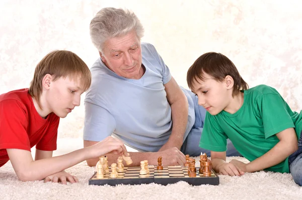 Chicos y su abuelo — Foto de Stock