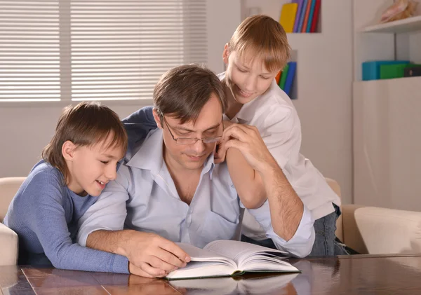 Otec a jeho dva synové doma — Stock fotografie