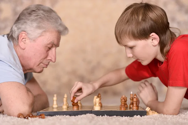 Mann spielt Schach — Stockfoto