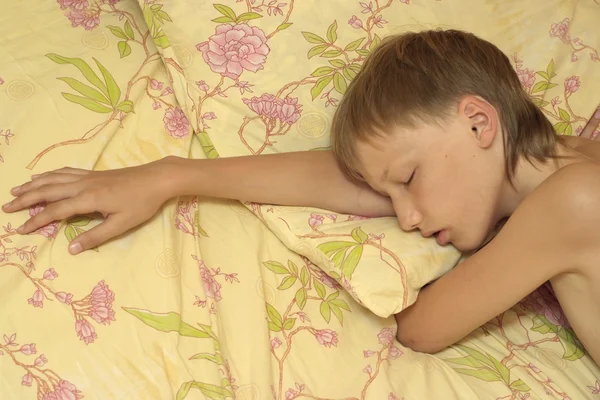 Αγόρι που κοιμάται στο κρεβάτι — Φωτογραφία Αρχείου
