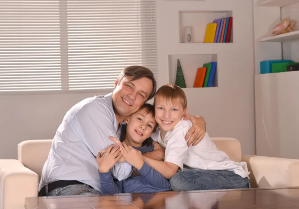 Père heureux embrassant ses fils — Photo