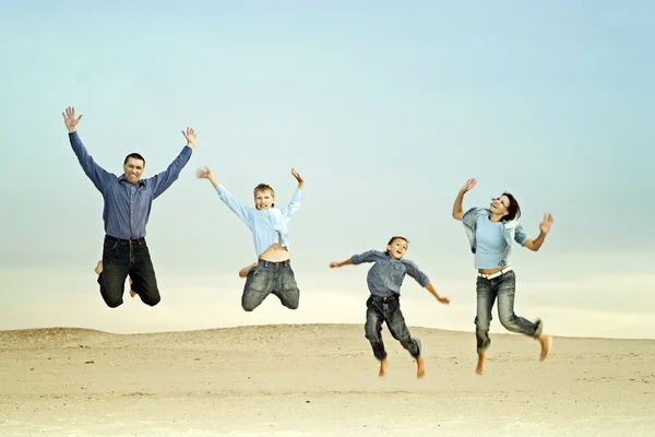 Família para uma caminhada — Fotografia de Stock