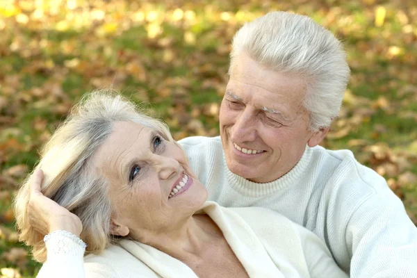 Äldre par promenader — Stockfoto