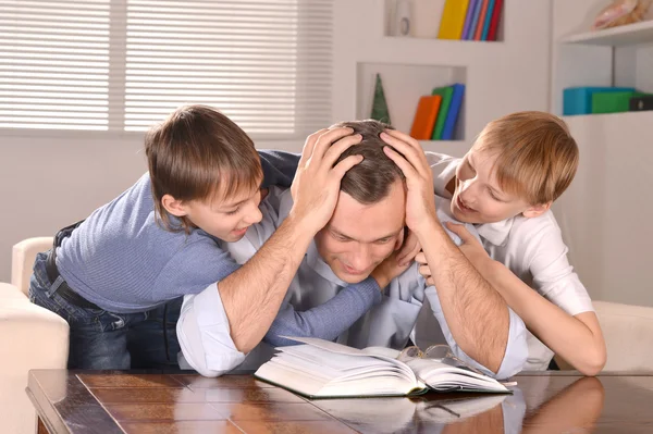 Otec a jeho dva synové doma — Stock fotografie