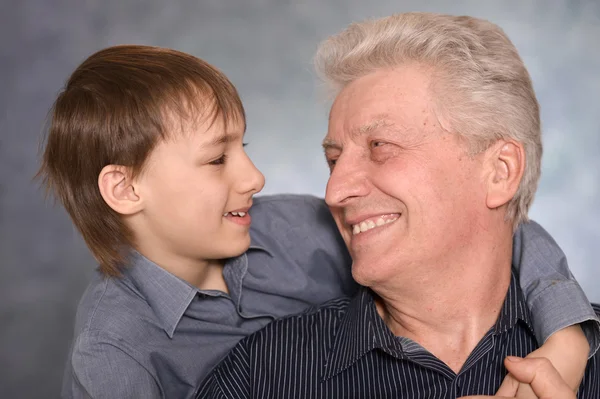 Gelukkige jongen en zijn grootvader — Stockfoto