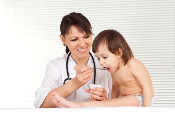 Pediatrician doctor with girl — Stock Photo, Image