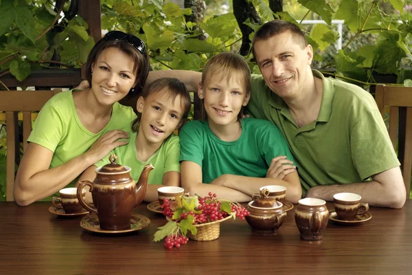 Friendly family of four — Stock Photo, Image