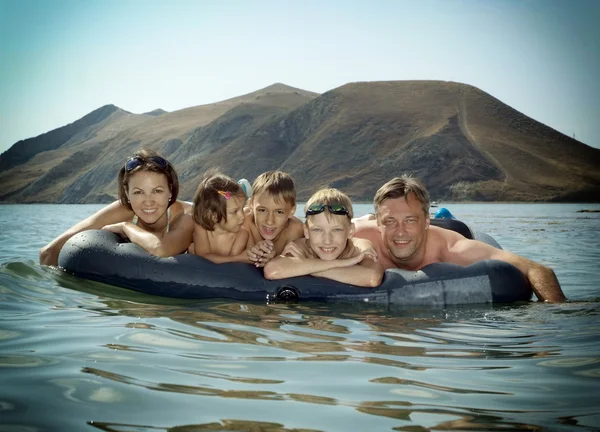 Famiglia su un materasso ad aria — Foto Stock