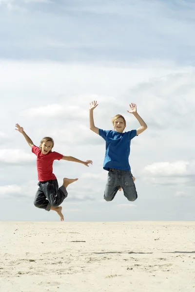 Kinderen op het zand — Stockfoto