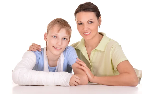 Madre e hijo con un brazo roto — Foto de Stock