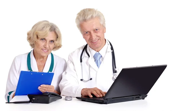 Médicos con un ordenador portátil en un blanco —  Fotos de Stock