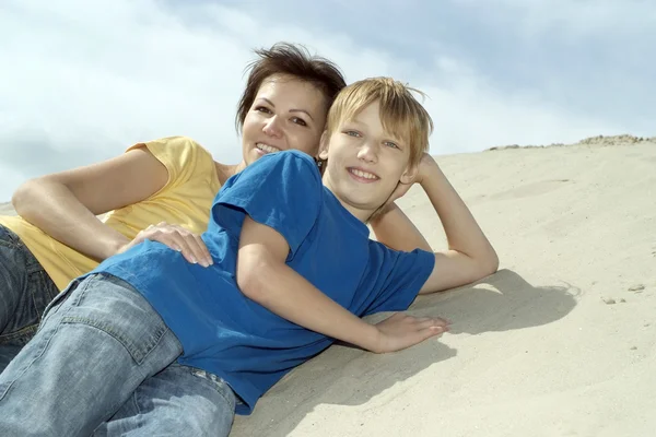 Mamá con el niño en la arena — Foto de Stock